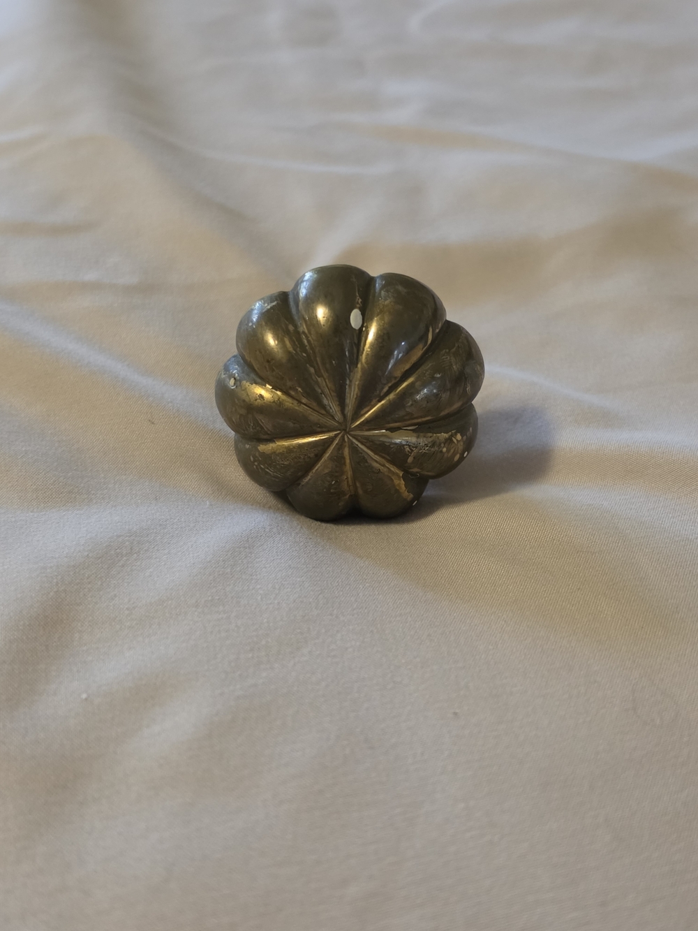 Antique-Style Fluted Metal Cabinet Knob in Aged Brass Set of 8 - Picture 2 of 3